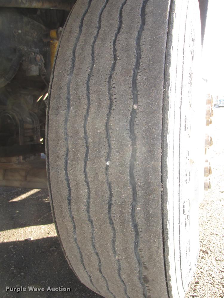 image for item DD2913 1999 Kenworth T800B semi truck