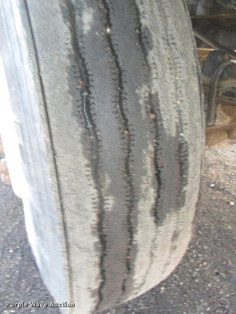 image for item DD2913 1999 Kenworth T800B semi truck