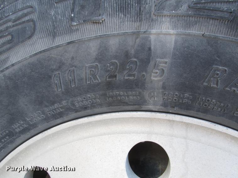 image for item DD2913 1999 Kenworth T800B semi truck