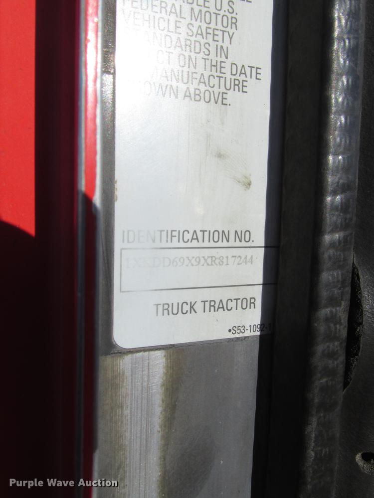 image for item DD2913 1999 Kenworth T800B semi truck