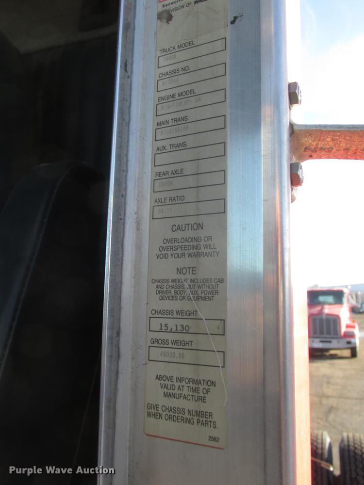 image for item DD2913 1999 Kenworth T800B semi truck