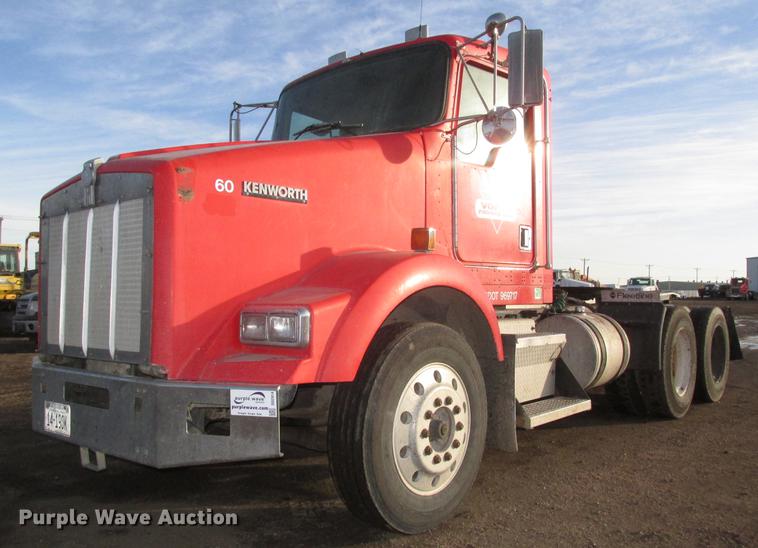 image for item DD2914 1999 Kenworth T800B semi truck