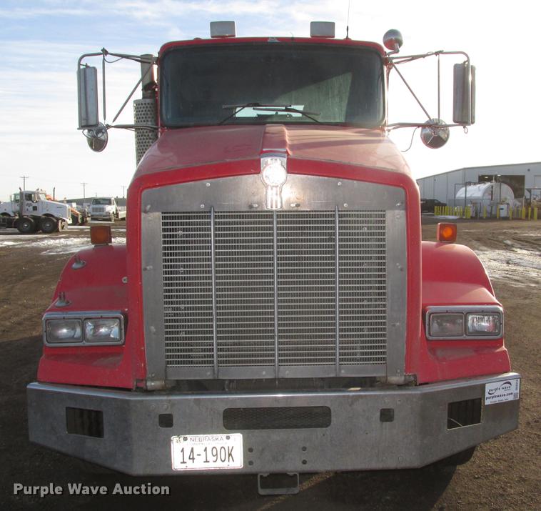 image for item DD2914 1999 Kenworth T800B semi truck