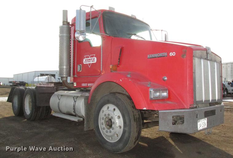 image for item DD2914 1999 Kenworth T800B semi truck