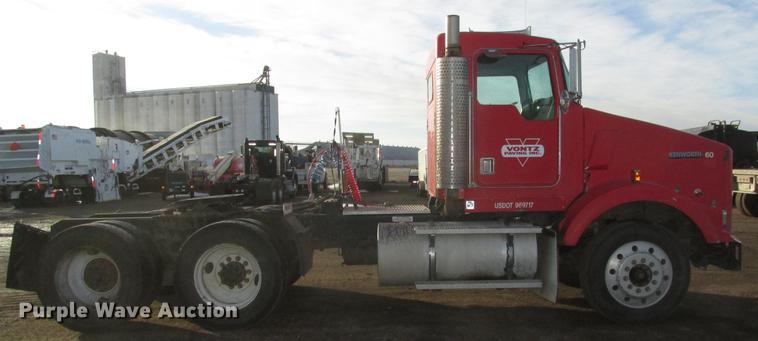 image for item DD2914 1999 Kenworth T800B semi truck