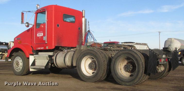 image for item DD2914 1999 Kenworth T800B semi truck