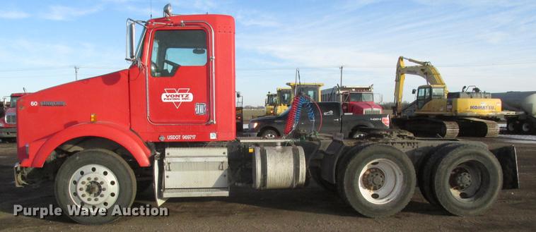 image for item DD2914 1999 Kenworth T800B semi truck