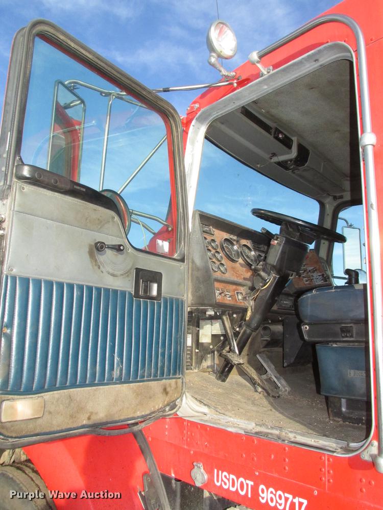 image for item DD2914 1999 Kenworth T800B semi truck