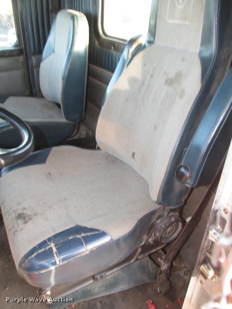 image for item DD2914 1999 Kenworth T800B semi truck