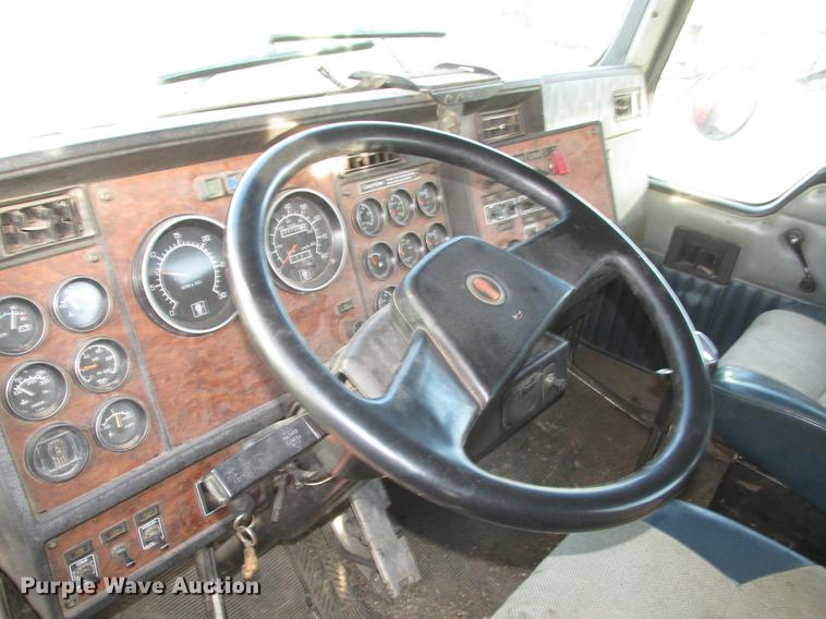 image for item DD2914 1999 Kenworth T800B semi truck