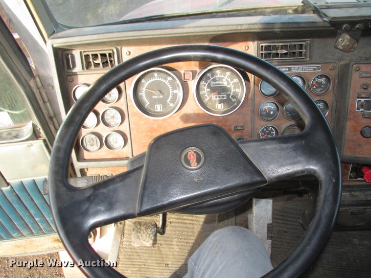 image for item DD2914 1999 Kenworth T800B semi truck