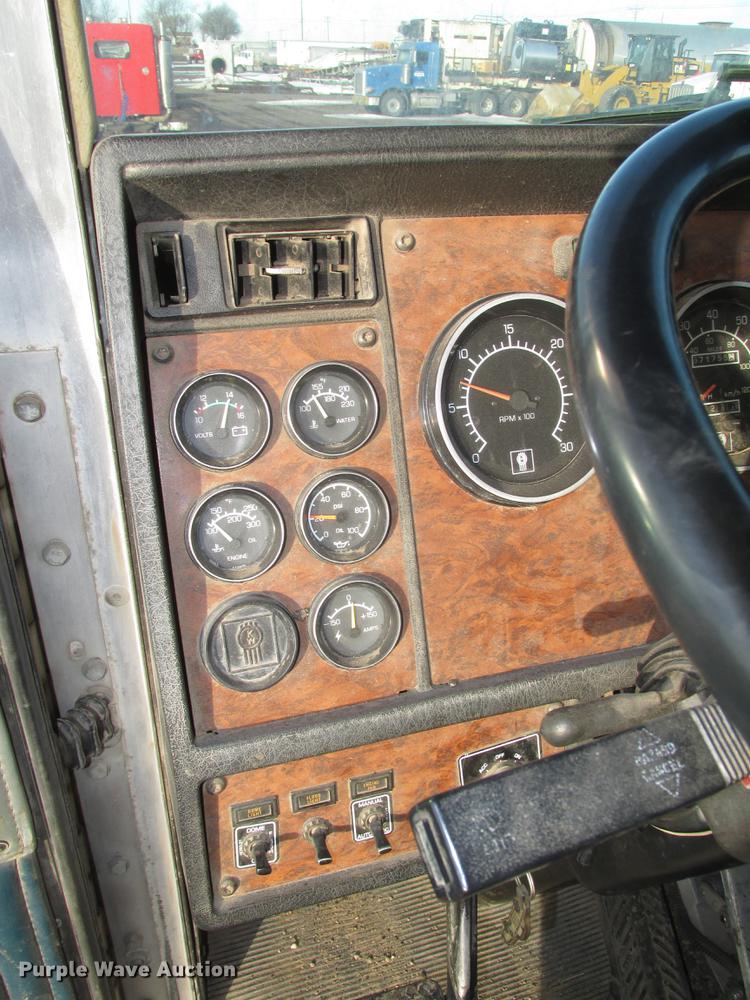 image for item DD2914 1999 Kenworth T800B semi truck