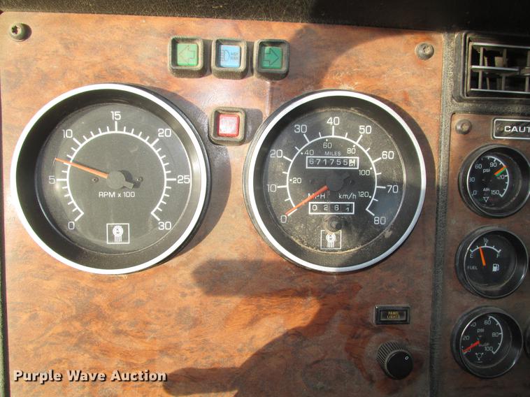 image for item DD2914 1999 Kenworth T800B semi truck