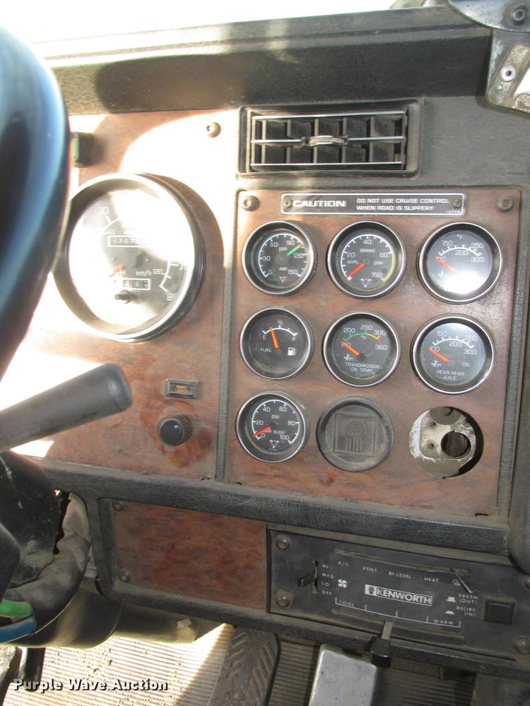 image for item DD2914 1999 Kenworth T800B semi truck