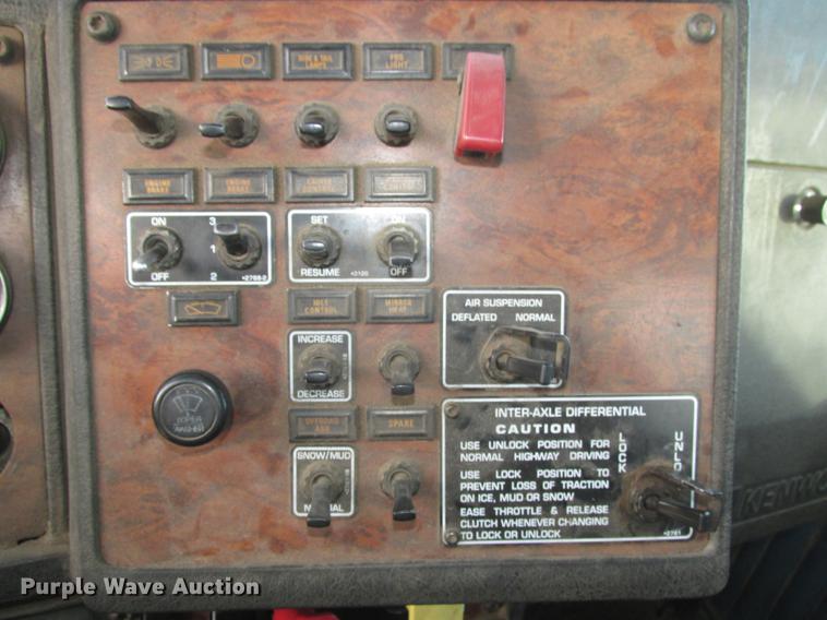 image for item DD2914 1999 Kenworth T800B semi truck