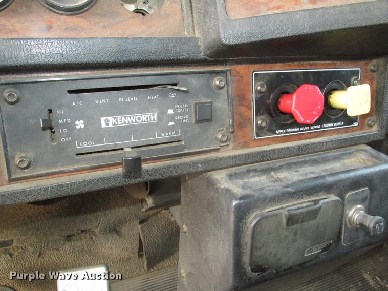 image for item DD2914 1999 Kenworth T800B semi truck