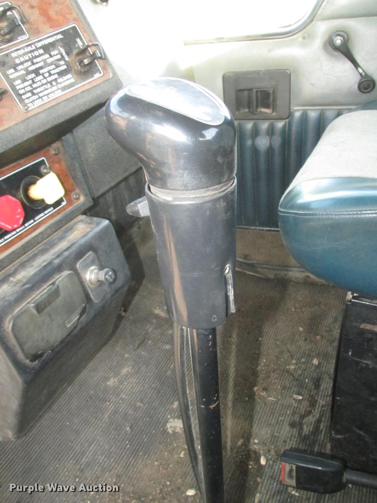 image for item DD2914 1999 Kenworth T800B semi truck