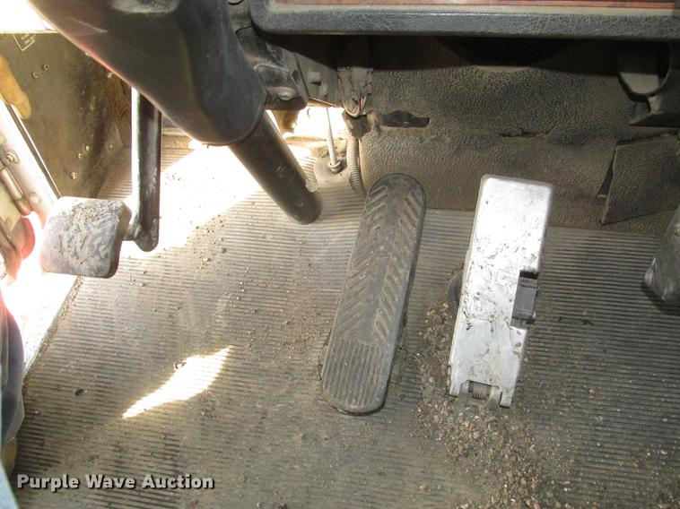 image for item DD2914 1999 Kenworth T800B semi truck