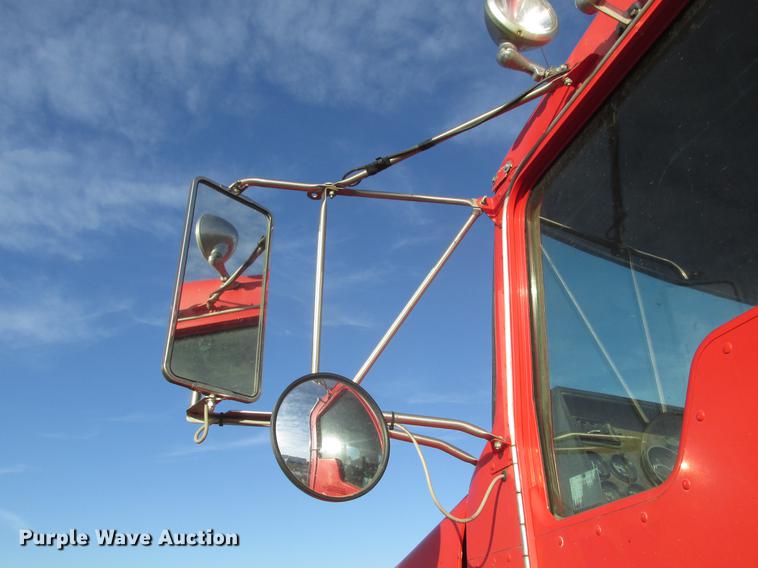 image for item DD2914 1999 Kenworth T800B semi truck