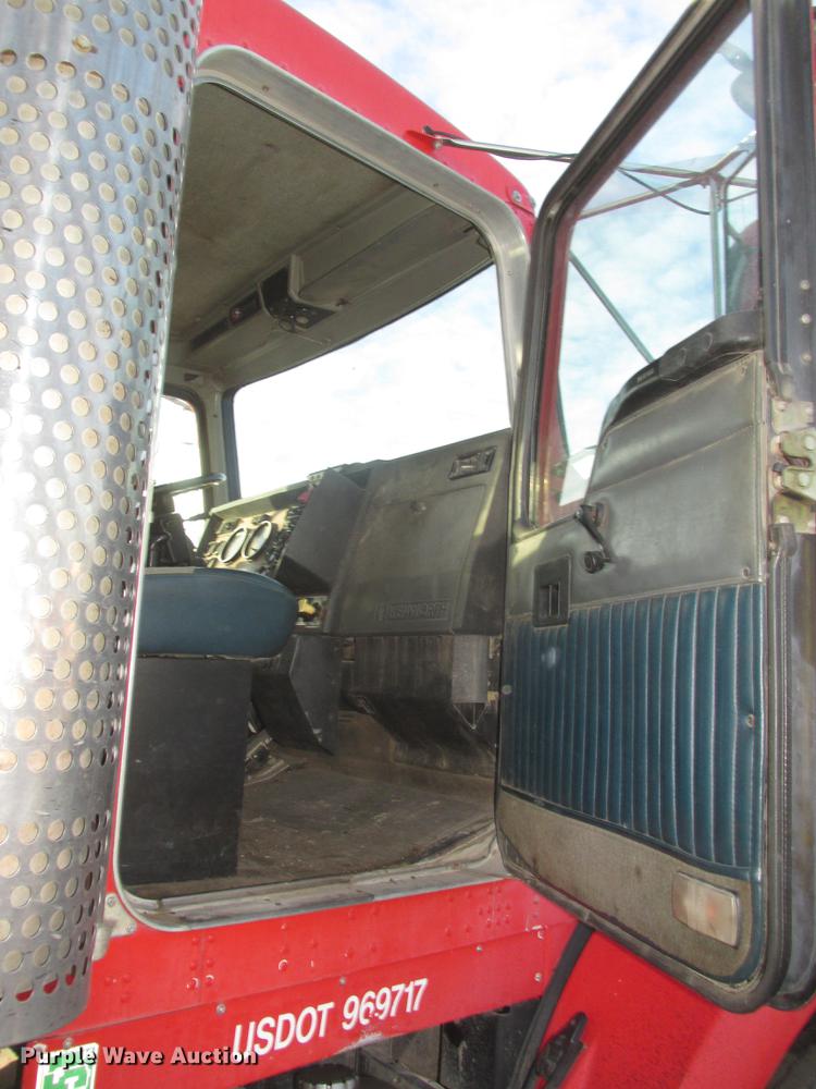 image for item DD2914 1999 Kenworth T800B semi truck