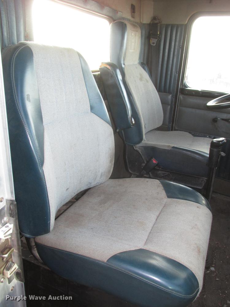 image for item DD2914 1999 Kenworth T800B semi truck