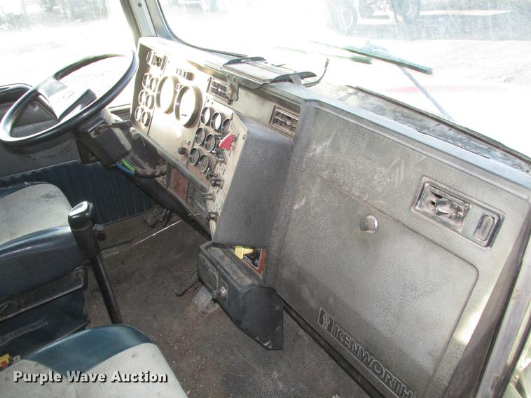 image for item DD2914 1999 Kenworth T800B semi truck