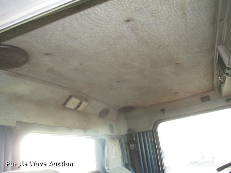 image for item DD2914 1999 Kenworth T800B semi truck