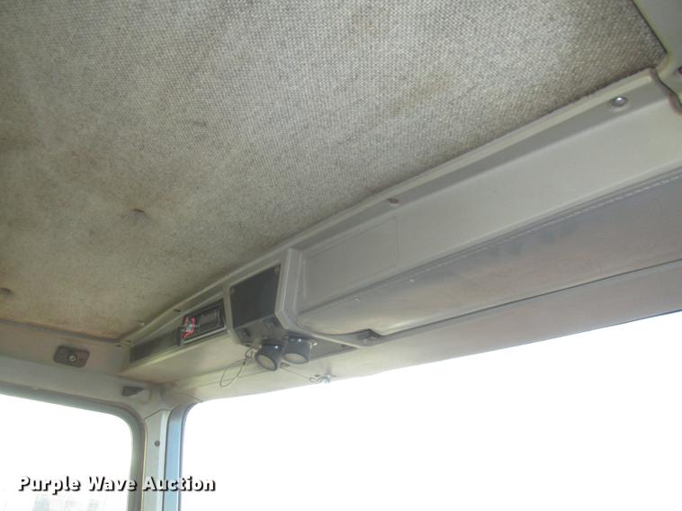 image for item DD2914 1999 Kenworth T800B semi truck