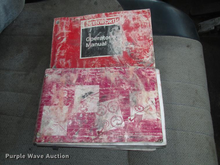 image for item DD2914 1999 Kenworth T800B semi truck