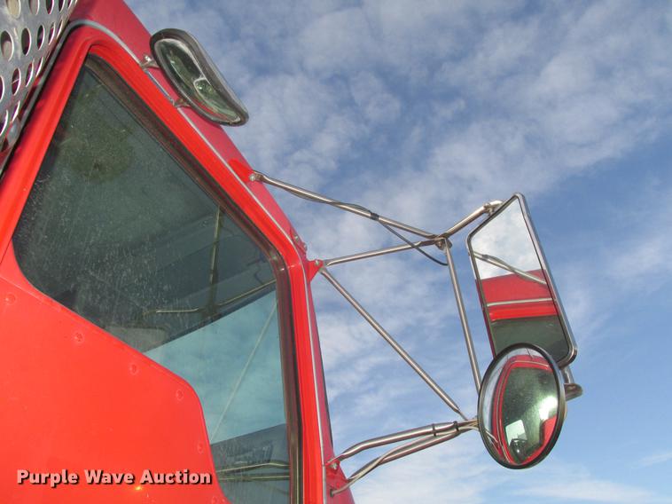 image for item DD2914 1999 Kenworth T800B semi truck