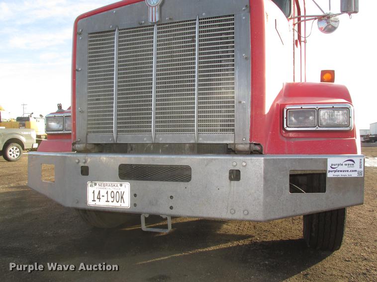 image for item DD2914 1999 Kenworth T800B semi truck