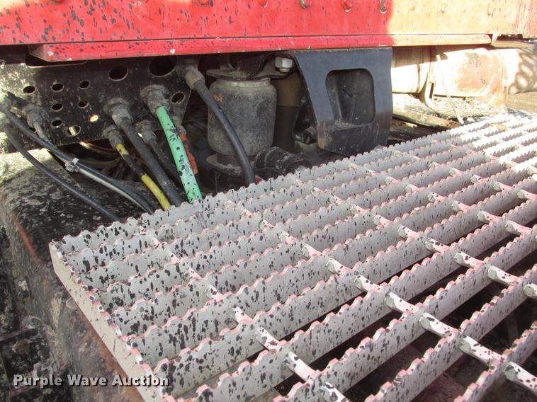 image for item DD2914 1999 Kenworth T800B semi truck