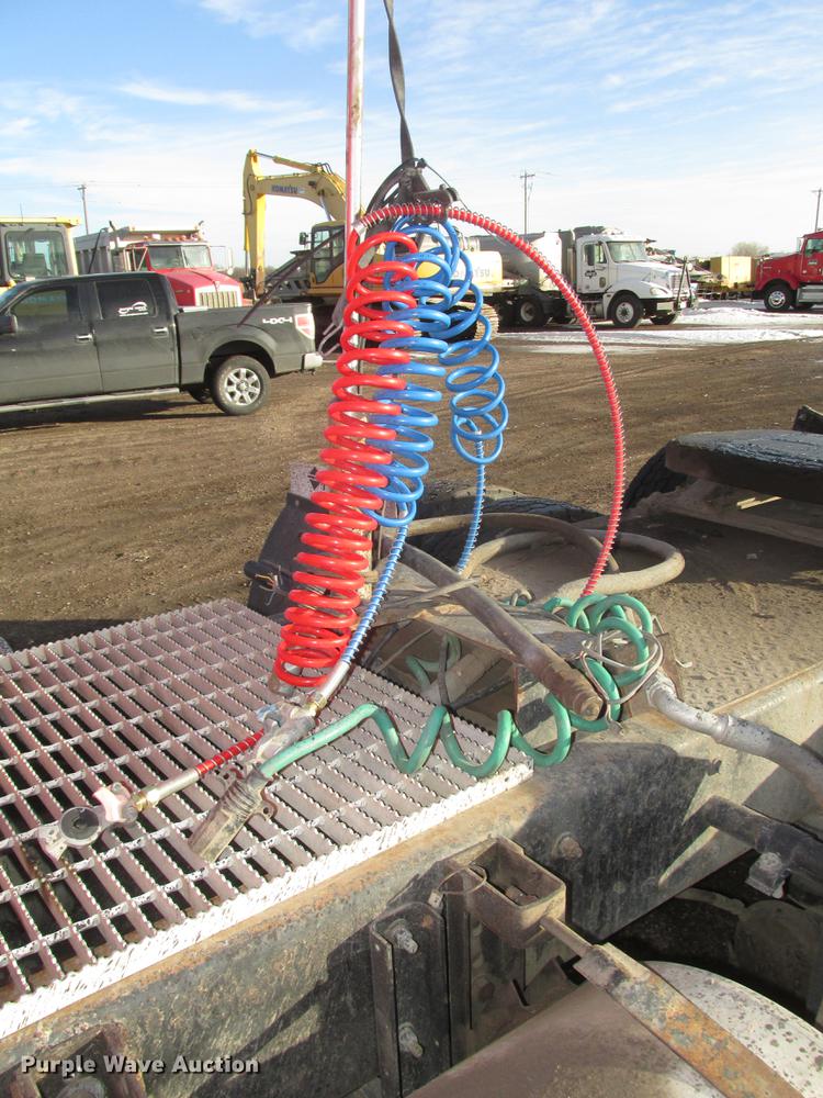 image for item DD2914 1999 Kenworth T800B semi truck