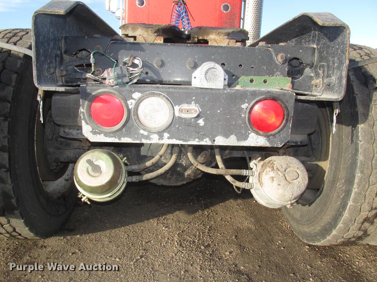 image for item DD2914 1999 Kenworth T800B semi truck