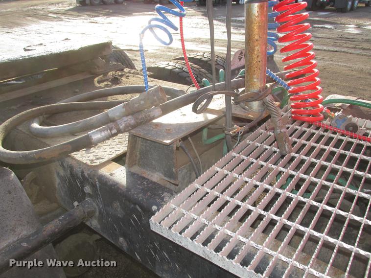 image for item DD2914 1999 Kenworth T800B semi truck