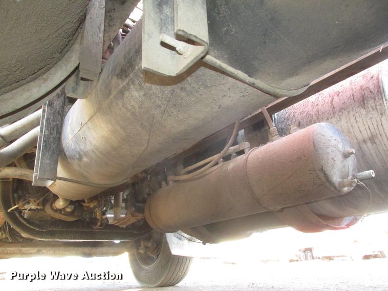 image for item DD2914 1999 Kenworth T800B semi truck