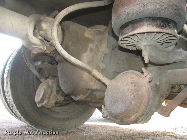 image for item DD2914 1999 Kenworth T800B semi truck