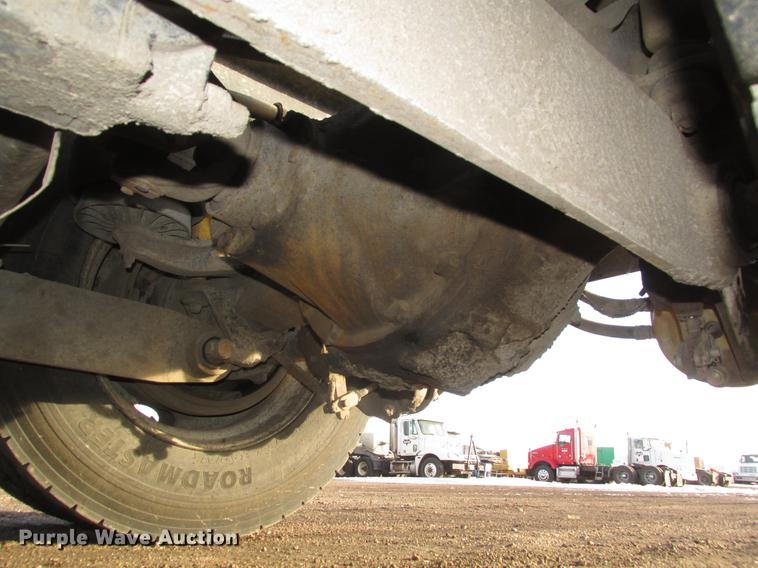 image for item DD2914 1999 Kenworth T800B semi truck