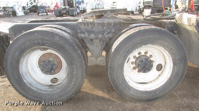 image for item DD2914 1999 Kenworth T800B semi truck