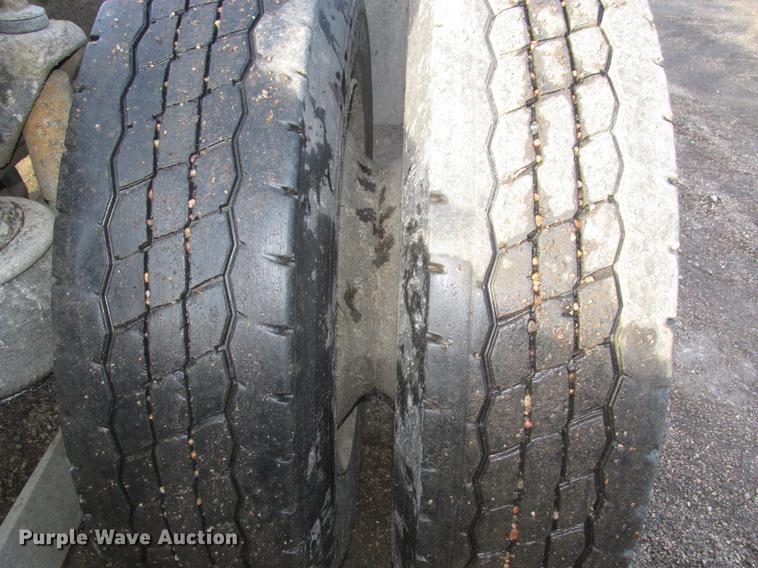 image for item DD2914 1999 Kenworth T800B semi truck