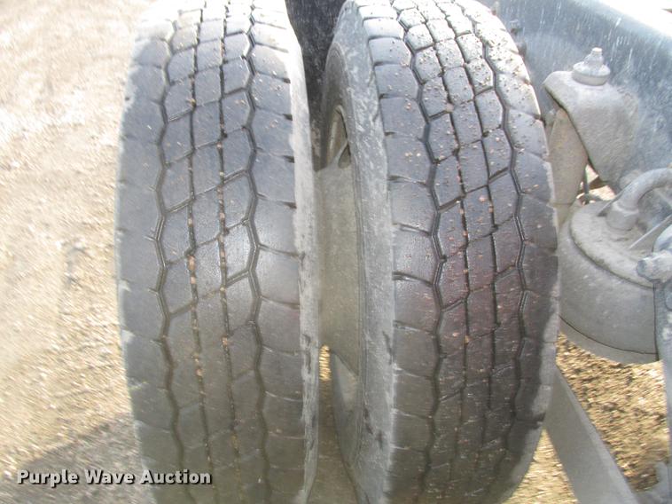 image for item DD2914 1999 Kenworth T800B semi truck