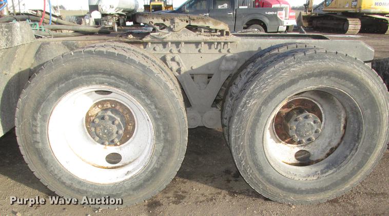 image for item DD2914 1999 Kenworth T800B semi truck