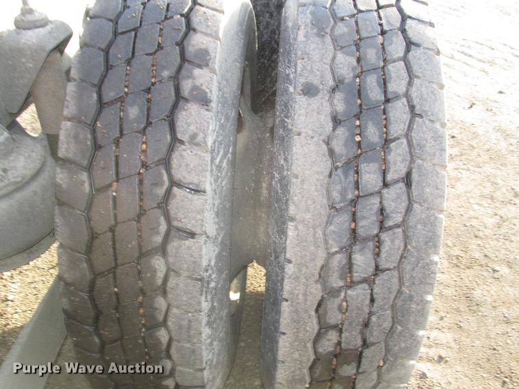 image for item DD2914 1999 Kenworth T800B semi truck