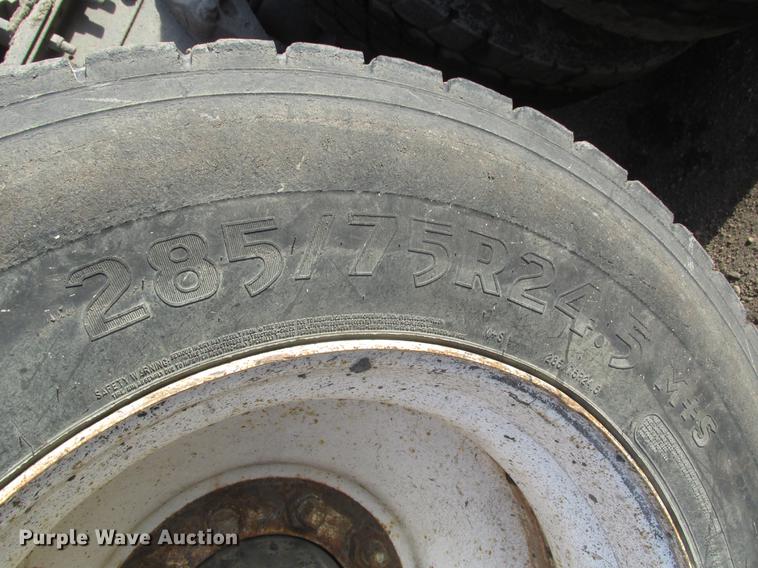 image for item DD2914 1999 Kenworth T800B semi truck