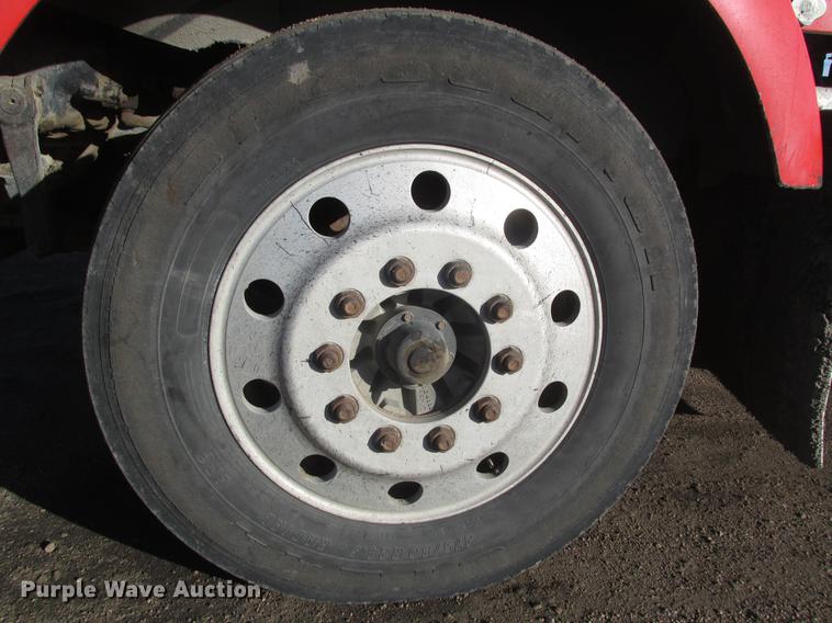 image for item DD2914 1999 Kenworth T800B semi truck