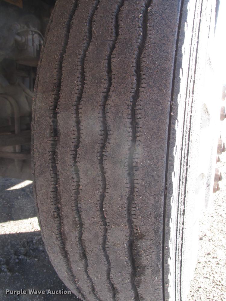 image for item DD2914 1999 Kenworth T800B semi truck