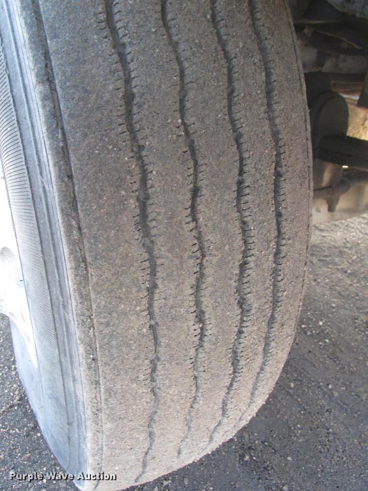 image for item DD2914 1999 Kenworth T800B semi truck