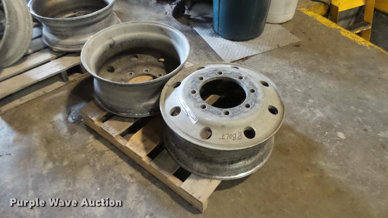 image for item DT9464 (2) 22.5" aluminum eight bolt wheels