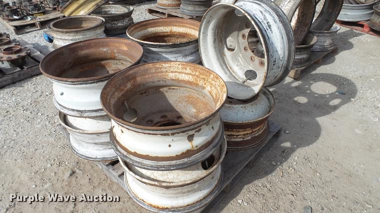 image for item DT9478 (8) 22.5" pilot hub wheels