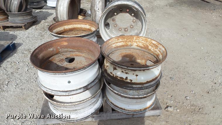 image for item DT9478 (8) 22.5" pilot hub wheels